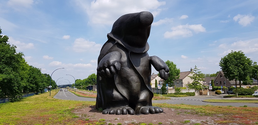Wandelen buiten de binnenstad van Eindhoven over het Batapad bij kunstwerk De Mol in Best
