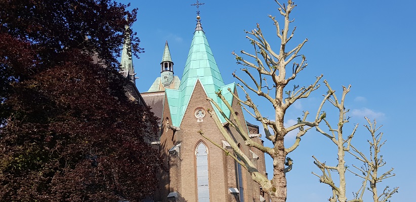 Wandelen buiten de binnenstad van Eindhoven over het Batapad bij de kerk in Strijp