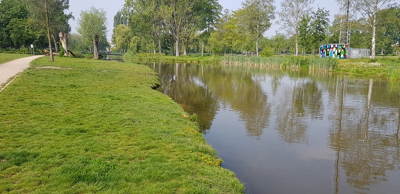 Wandeling buiten de binnenstad van Eindhoven over het Gestelpad langs afwateringskanaal
