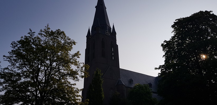 Wandeling buiten de binnenstad van Eindhoven over het Gestelpad bij kerk in Gestel
