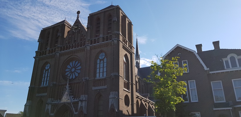 Wandelen buiten de binnenstad van Eindhoven over het Tongelrepad bij de kerk in Tongelre