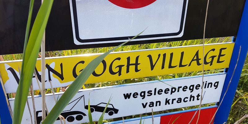 Wandelen buiten de binnenstad van Eindhoven over het Tongelrepad bij Nuenen Gogh VIllage