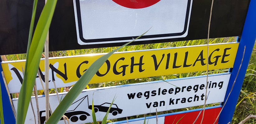 Wandelen buiten de binnenstad van Eindhoven over het Tongelrepad bij Nuenen Gogh VIllage