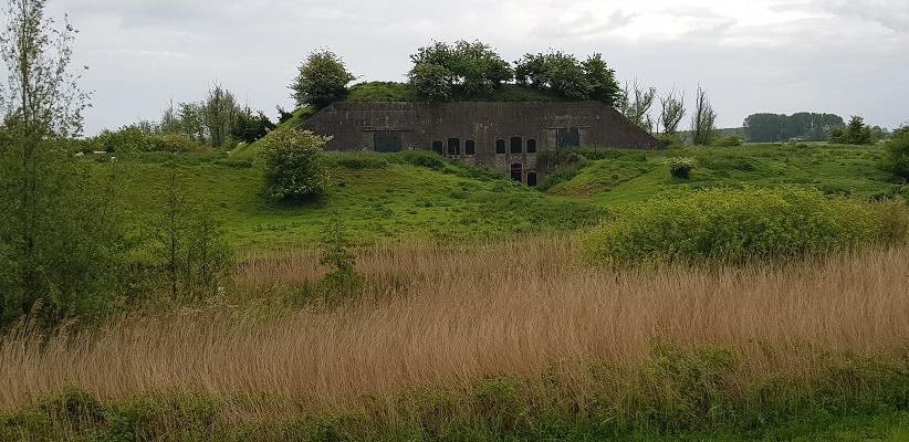 Wandeling over het vernieuwde Waterliniepad van Woudrichem via voetveer naar Slot Loevestein bij Batterij onder Brakel