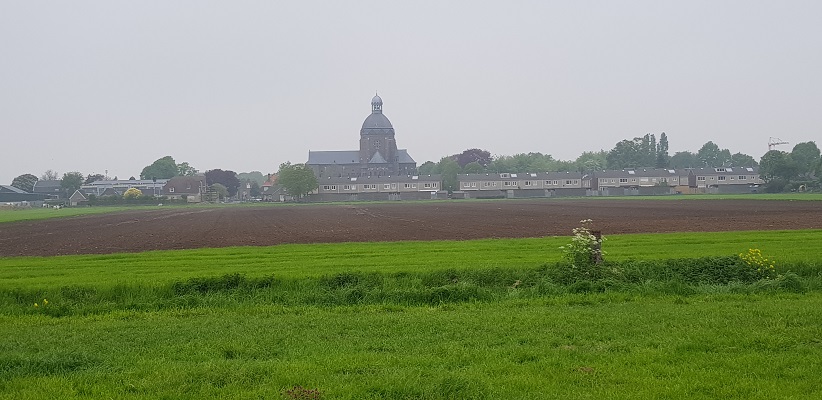 Wandeling over de Zuiderwaterlinie van Hooipolder naar Waalwijk met zicht op Raamsdonk