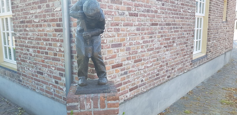 Wandeling over trage tocht door het Dommeldal bij Liempde bij beeldje van de Klompenmaker in Liempde