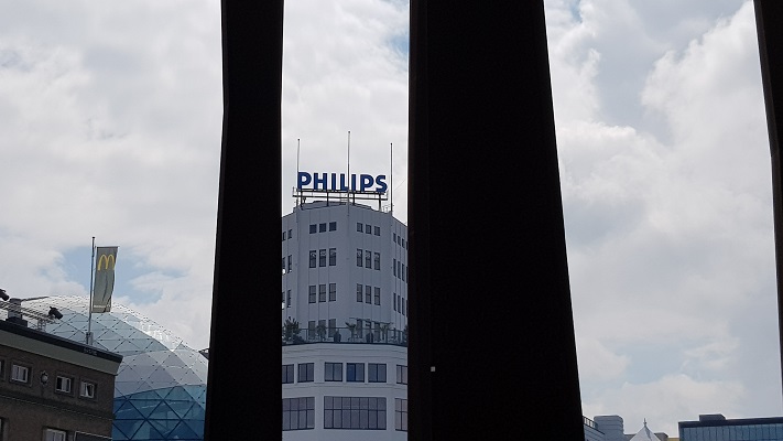 Wandeling over het Woenselpad van Gegarandeerd Onregelmatig buiten de binnenstad van Eindhoven bij Philips Klokgebouw