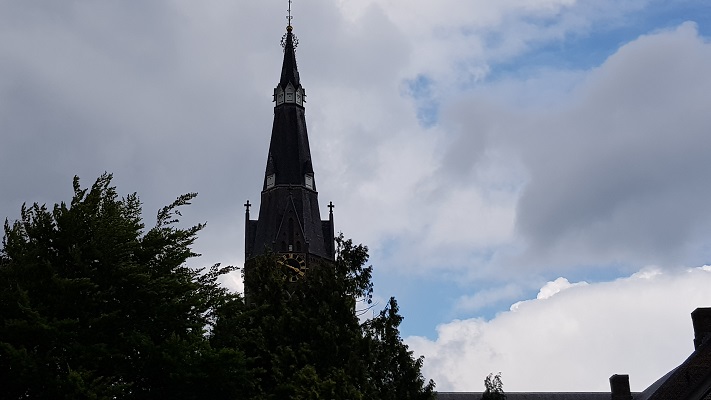 Wandeling over het Woenselpad van Gegarandeerd Onregelmatig buiten de binnenstad van Eindhoven bij Sint Petruskerk in Woensel