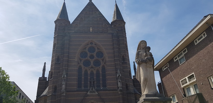 Wandelen buiten de binnenstad van Nijmegen over het Berg en Dalpad bij de Mariakerk