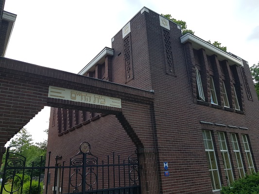 Wandelen buiten de binnenstad van Nijmegen over het Groesbeekpad naar Groesbeek bij Joods Kerkhof