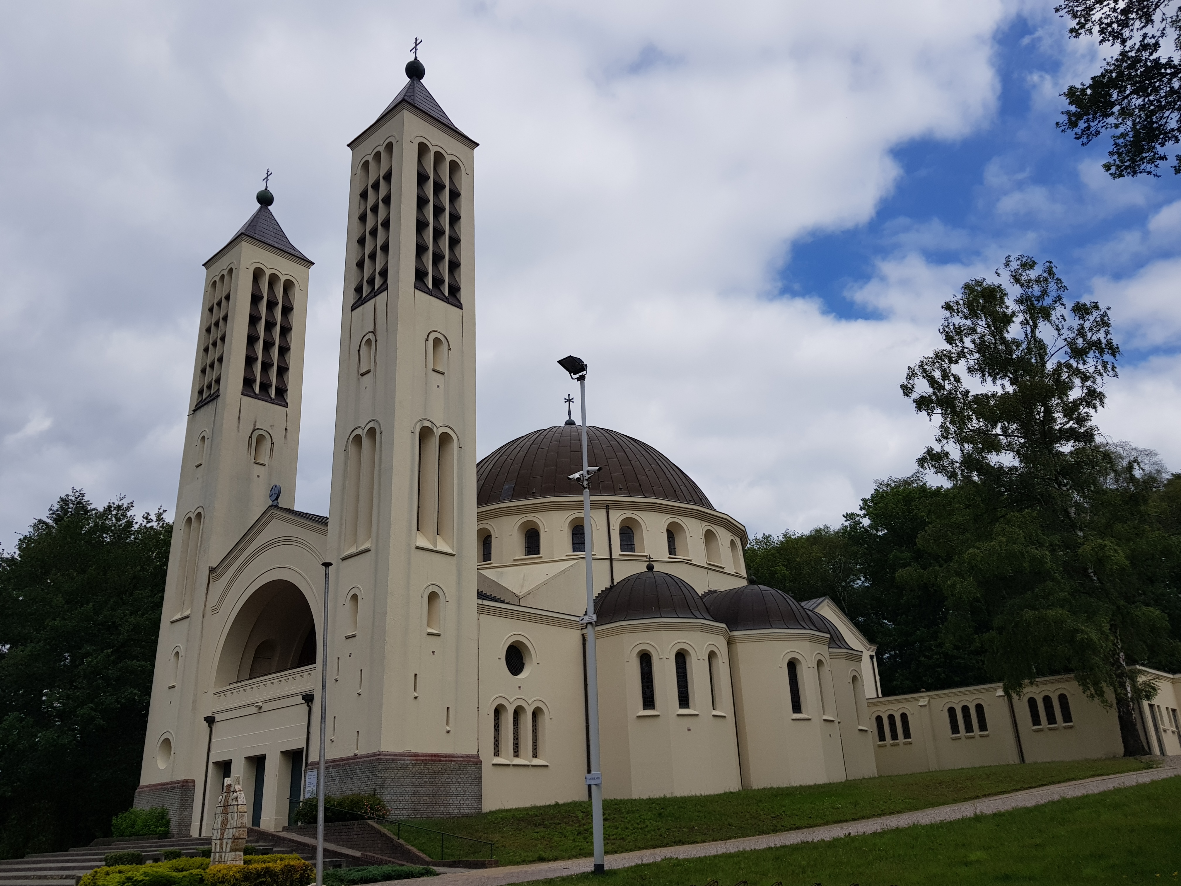 Wandelen buiten de binnenstad van Nijmegen over het Groesbeekpad naar Groesbeek bij Cenakelkerk bij Heilig Landstichting