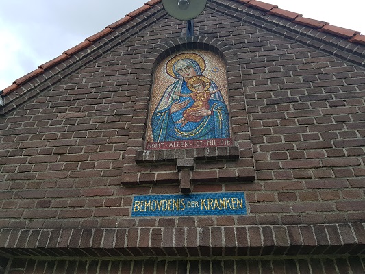 Wandelen buiten de binnenstad van Nijmegen over het Groesbeekpad naar Groesbeek bij kapel in Dekkerswald