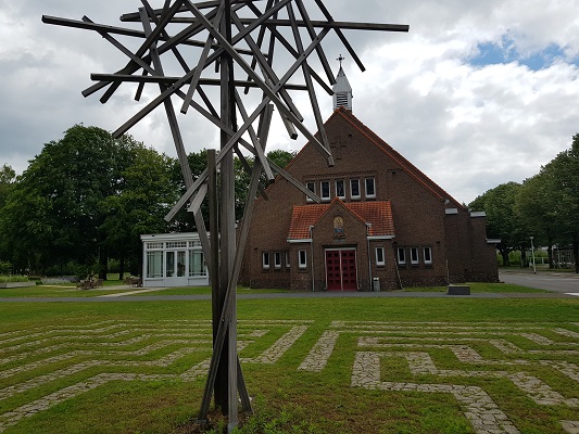 Wandelen buiten de binnenstad van Nijmegen over het Groesbeekpad naar Groesbeek bij kunstwerk in Dekkerswald
