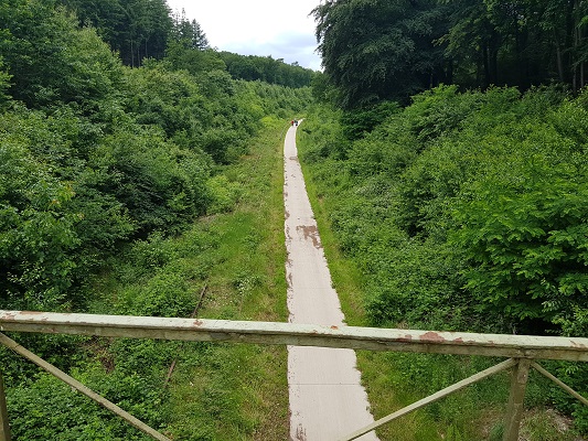 Wandelen buiten de binnenstad van Nijmegen over het Groesbeekpad naar Groesbeek bij spoorravijn