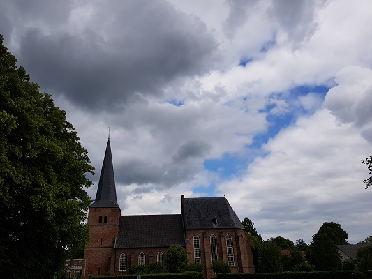 Wandelen buiten de binnenstad van Nijmegen over het Groesbeekpad naar Groesbeek bij kerk in Groesbeek