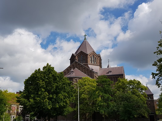 Wandelen buiten de binnenstad van Nijmegen over het Groesbeekpad naar Groesbeek bij Titus Brandsma Gedachteniskerk