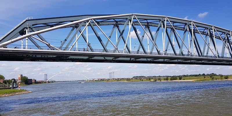 Wandeling buiten de binnenstad van Nijmegen over het Weurtpad bij brug de Snelbinder over de Waal in Nijmegen