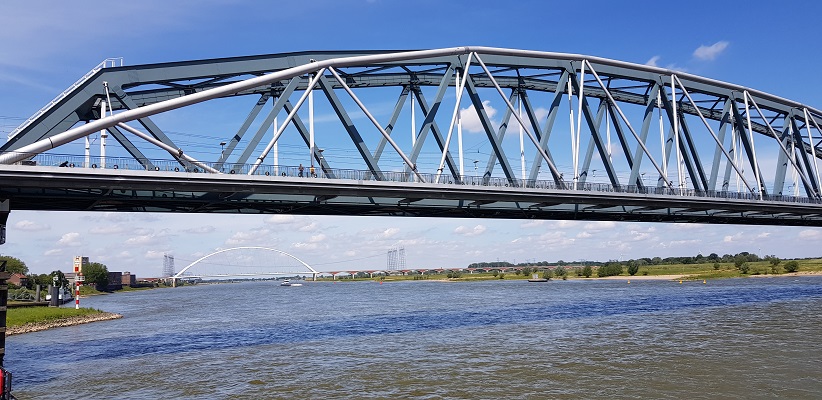 Wandeling buiten de binnenstad van Nijmegen over het Weurtpad bij brug de Snelbinder over de Waal in Nijmegen