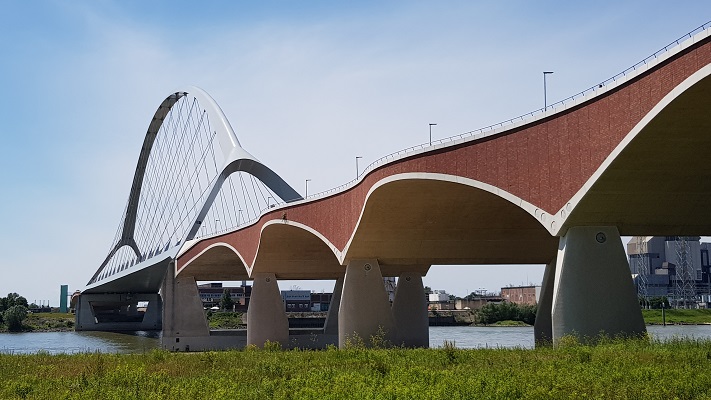 Wandeling buiten de binnenstad van Nijmegen over het Weurtpad bij brug de Oversteek