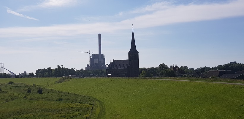 Wandeling buiten de binnenstad van Nijmegen over het Weurtpad bij de kerk in Weurt
