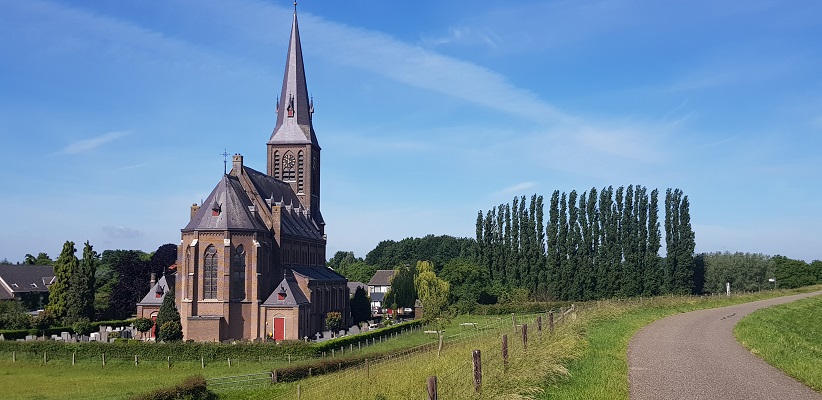 Wandeling buiten de binnenstad van Nijmegen over het Weurtpad bij de kerk in Weurt