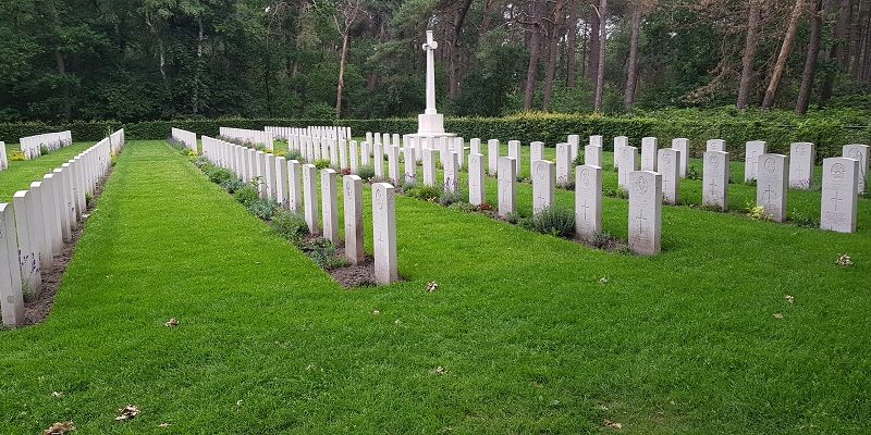 Wandeling over het Airbornepad van Kempervennen naar Genneper Park in EIndhoven bij Valkenswaard War Cemetery