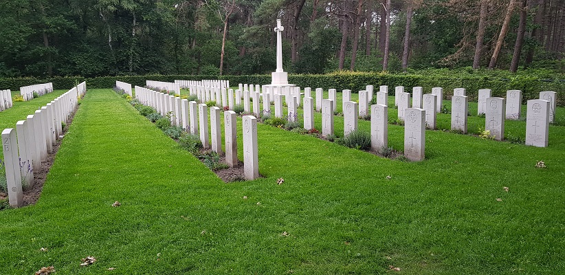 Wandeling over het Airbornepad van Kempervennen naar Genneper Park in EIndhoven bij Valkenswaard War Cemetery