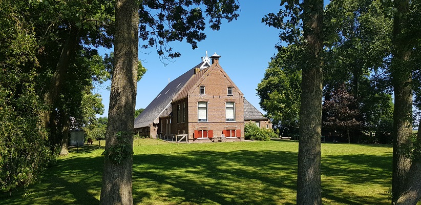 Wandeling van Ferwerd naar Dokkum over het Elfstedenpad bij een Friese stolpboerderij
