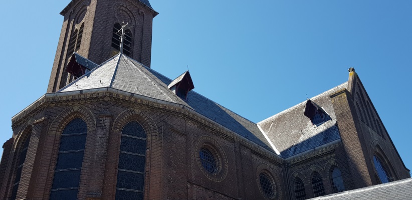 Wandeling van Ferwerd naar Dokkum over het Elfstedenpad bij de kerk in Dokkum