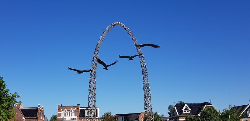 Wandeling van Ferwerd naar Dokkum over het Elfstedenpad bij monument van Tijd