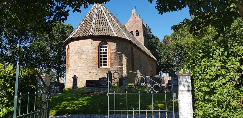 Wandeling van Ferwerd naar Dokkum over het Elfstedenpad bij de kerk op terpdorp Hegebeintum