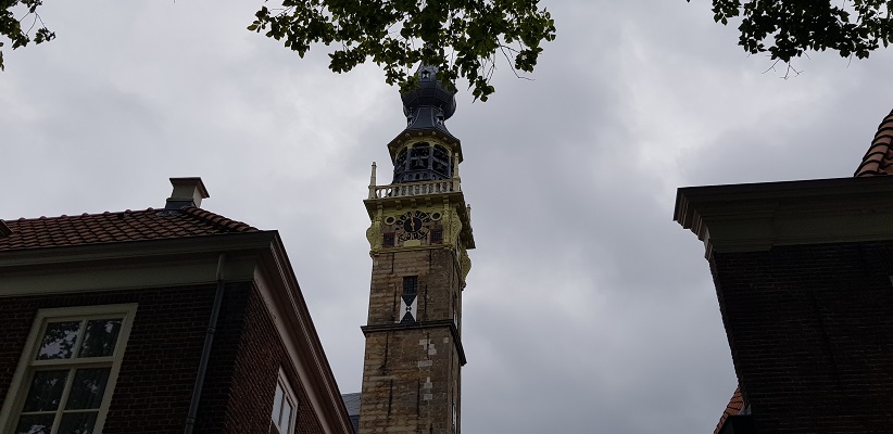 Wandeling rond het Veerse Meer over het Nederlands Kustpad bij het stadhuis in Veere
