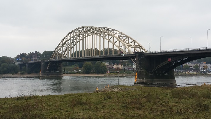 Wandelen buiten de binnenstad van Nijmegen op het Waalsprongpad