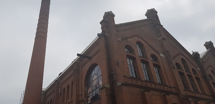 Wandelen buiten de binnenstad van Amsterdam van Gegarandeerd Onregelmatig bij de oude gasfabriek