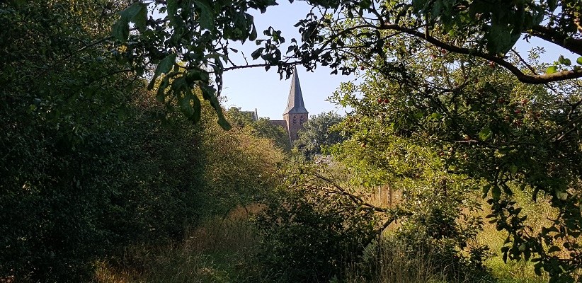Wandeling buiten de binnenstad van Nijmegen in de Ooypolder bij de kerk van Persingen