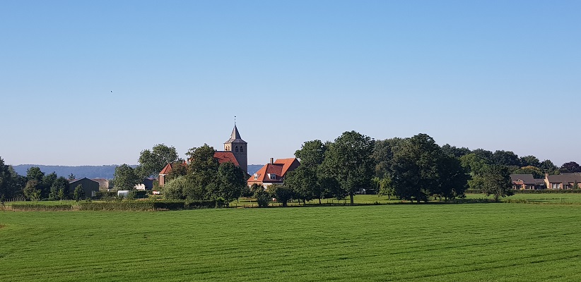 Wandeling buiten de binnenstad van Nijmegen in de Ooypolder met zicht op Ooij