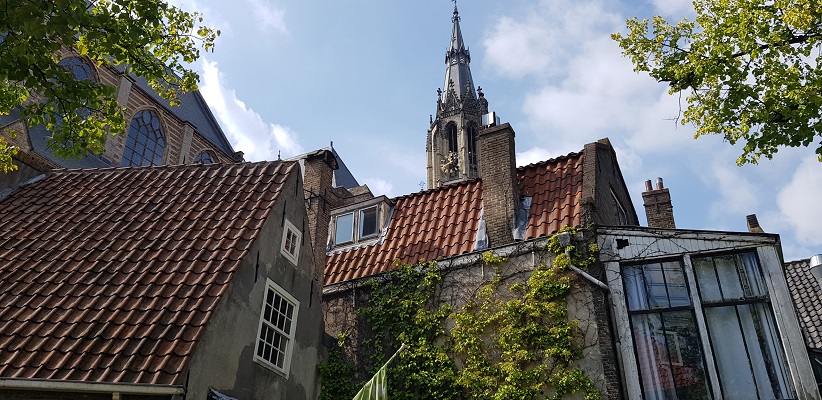 Wandelen in Delfland in Centrum Delft met zicht op de Nieuwe Kerk