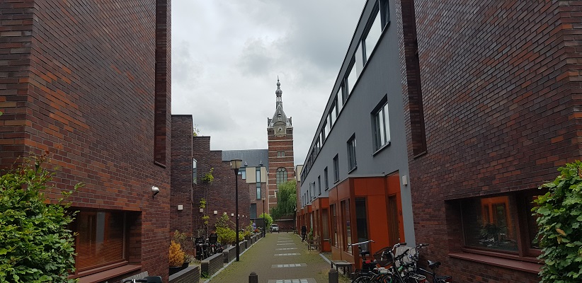 Wandelen naar de campus van de TU Delft