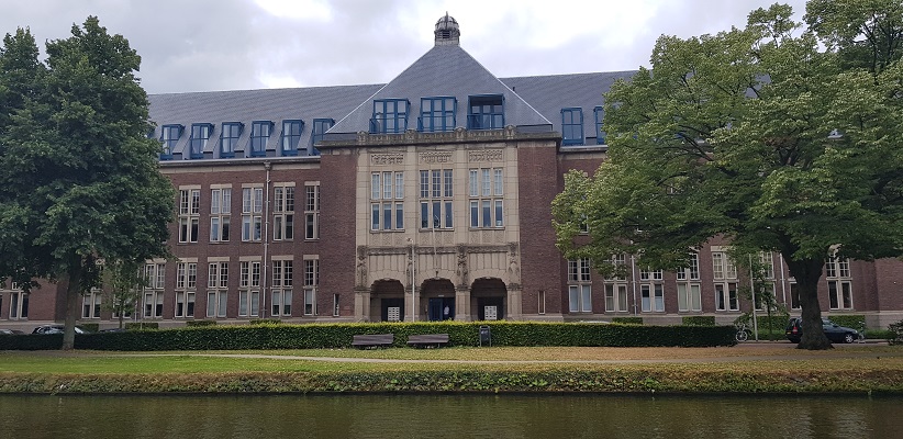 Wandelen naar de campus van de TU Delft