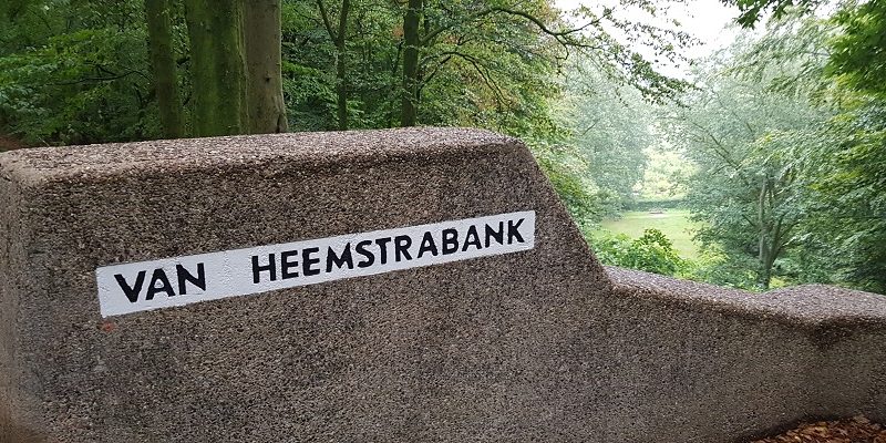 Wandelen buiten de binnenstad van Arnhem over het Parkenpad bij de Van Heemstrabank