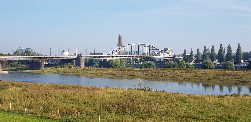 Wandeling door Vogelaarwijken in Arnhem van Gegarandeerd Onregelmatig met zicht op de John Frostbrug