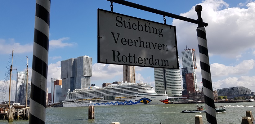 Wandeling buiten de binnenstad van Rotterdam over het Heiplaatpad bij de oude veerhaven