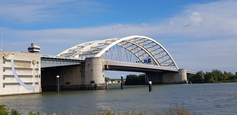 Wandeling buiten de binnenstad van Rotterdam over het Kralingseveerpad bij de Brienenoordbrug