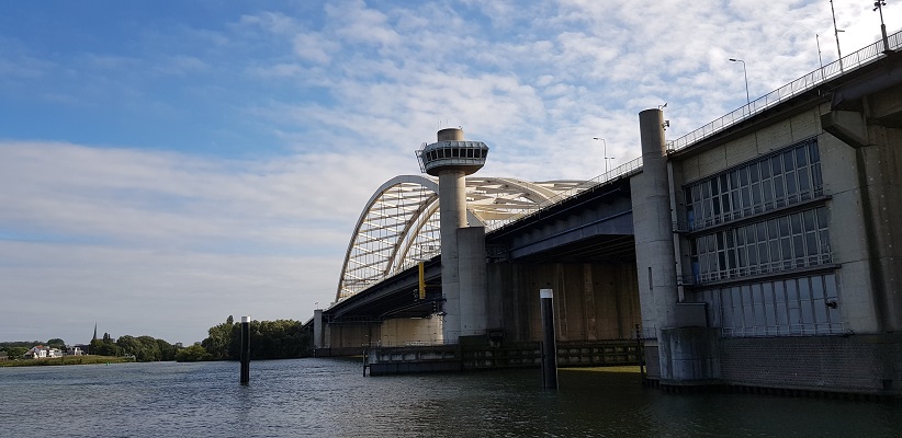 Wandeling buiten de binnenstad van Rotterdam over het Kralingseveerpad bij de Brienenoordbrug
