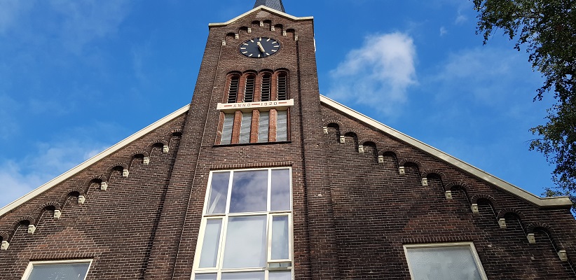 Wandeling buiten de binnenstad van Rotterdam over het Kralingseveerpad bij de kerk in Kralingseveer