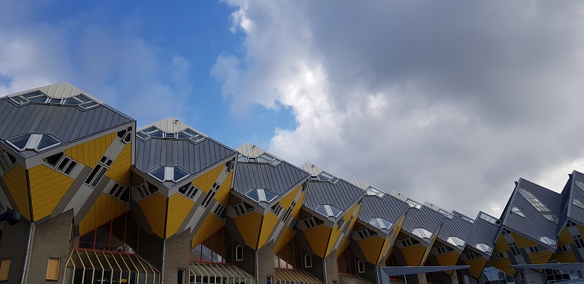 Wandeling buiten de binnenstad van Rotterdam over het Katendrechtpad bij Kubuswoningen