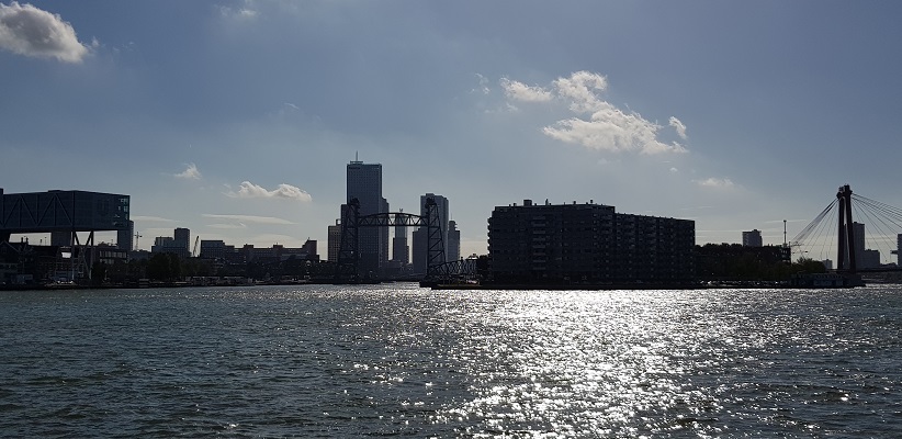 Wandeling buiten de binnenstad van Rotterdam over het Kralingseveerpad met de skyline van Rotterdam