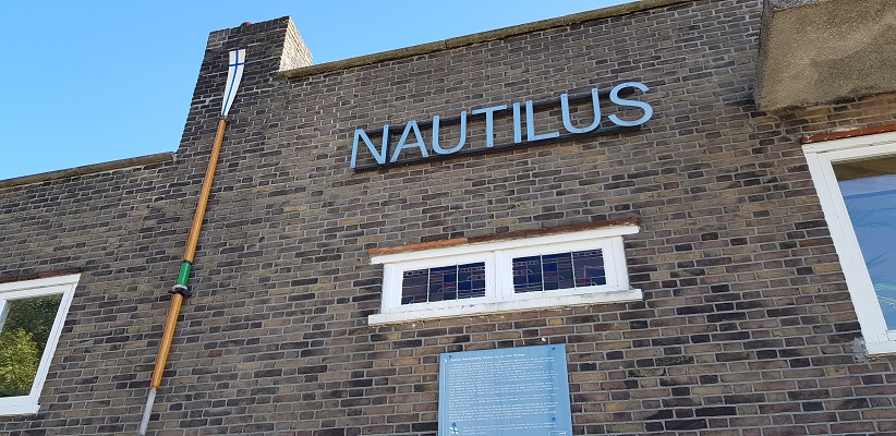 Wandeling buiten de binnenstad van Rotterdam over het Kralingseveerpad bij roeivereniging Nautilus