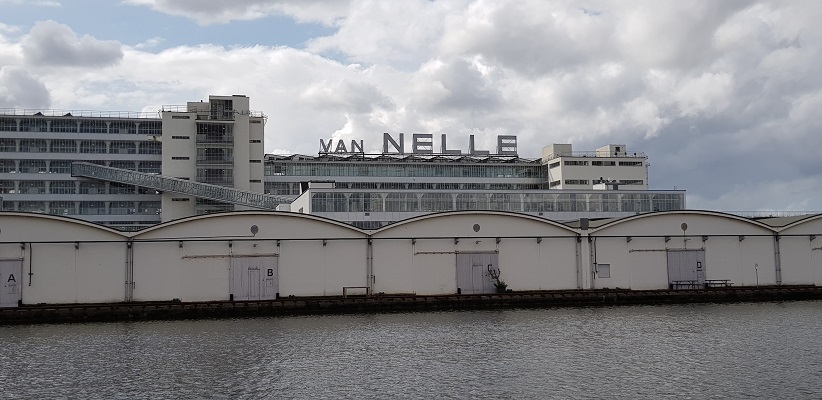 Wandelen buiten de binnenstad van Rotterdam over het Overschiepad bij Van Nelle fabrieken