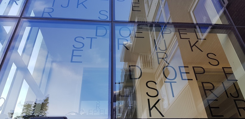 Letters op glas tijdens wandeling Creative Crosswalks Rotterdam
